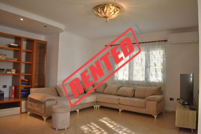 Apartament 2+1 me qira ne rrugen Llazar Pulluqi shume prane Liqenit Artificial dhe Kompleksit Olimpi